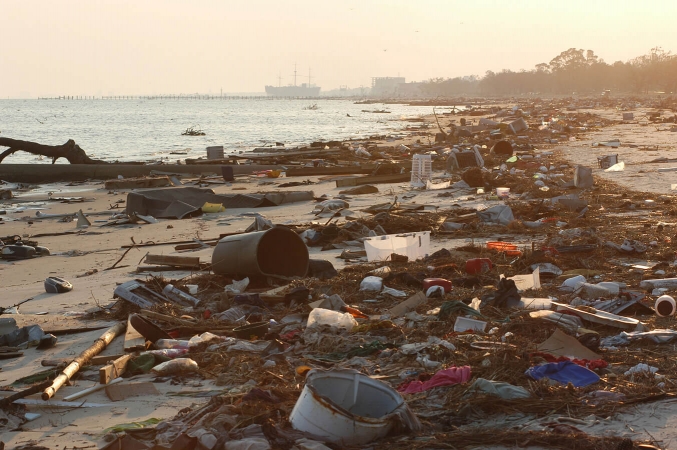 Déchets sur la plage de Biloxi en 2009 dans le Mississippi