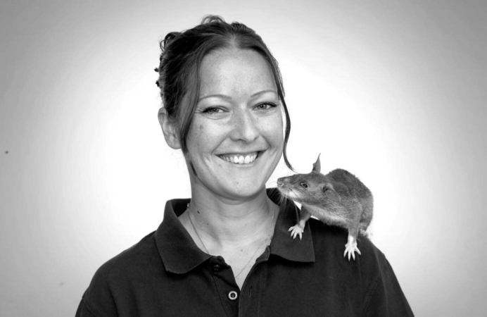 La docteur Cindy Fast, chargée de la recherche et du dressage d'APOPO, un élevage de rats démineurs