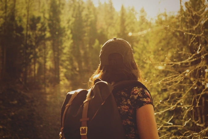 Naturaliste en randonnée mystique